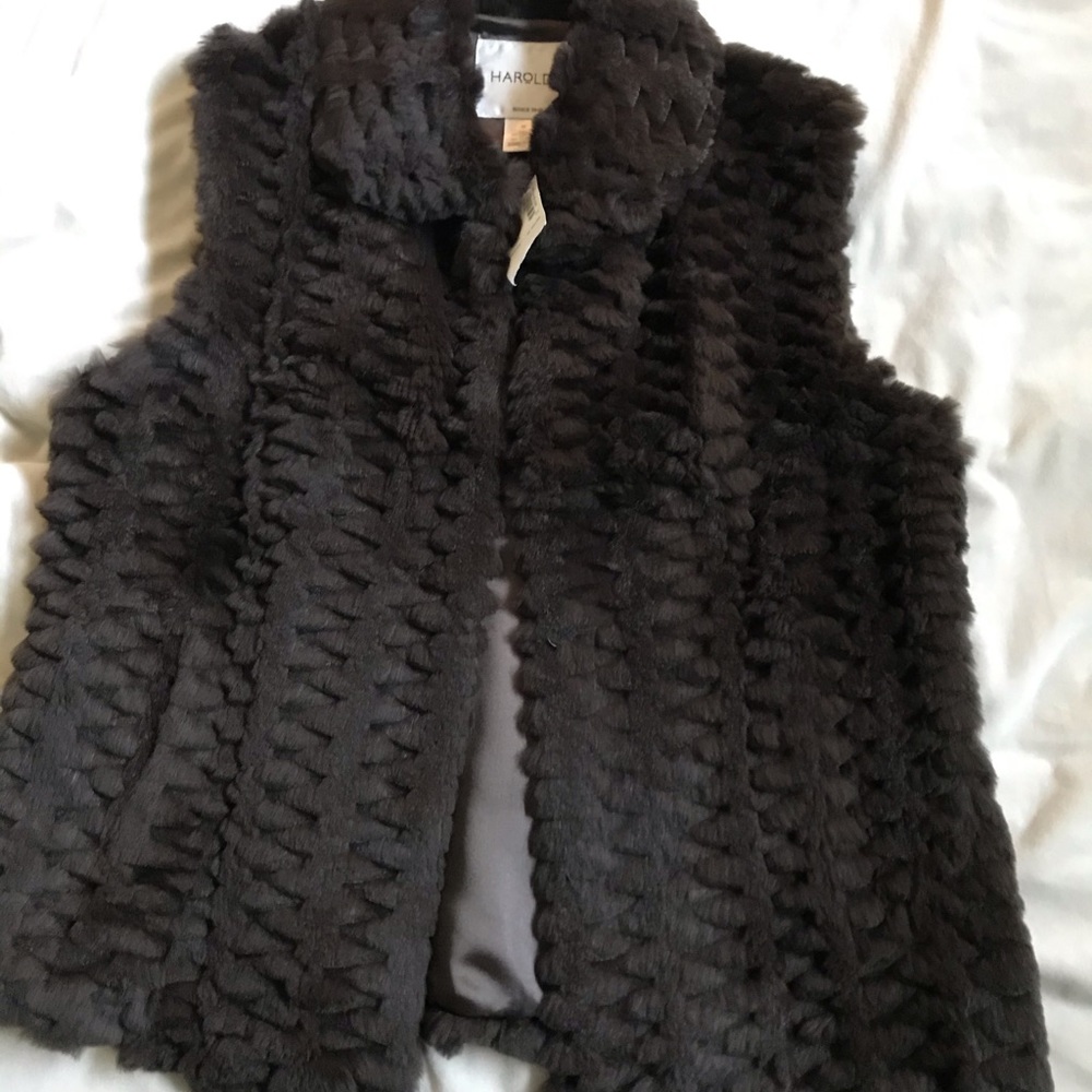 Harold’s Rabbit Fur Vest - Picture 2 of 5